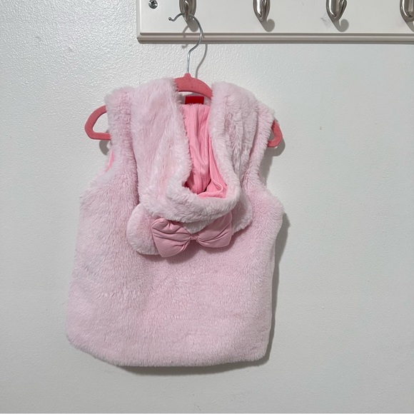 Toddler Girl Disney Junior Minnie Mouse Faux Fur Vest With Minnie Ears & Bow - Picture 7 of 10